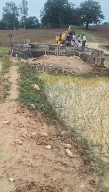 मध्य प्रदेश के सिंगरौली जिले से अजब-गजब तस्वीर आई है. यहाँ देवसर के मझिगवां गांव में बिना सड़क, नदी या नाले के खेतों के बीचों-बीच पुल बना दिया गया, जिस पर जांच बैठ गई है.